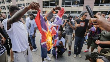 Tensión y enfrentamientos entre bandos a favor y en contra de la bandera confederada en Estados Unidos. (EFE)