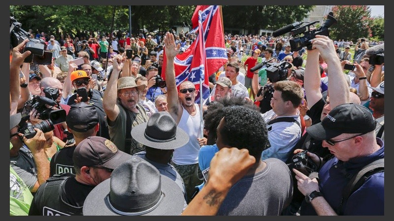 Partidarios del Ku Klux Klan (KKK) y de las Panteras Negras se enfrentaron afuera del Capitolio de Carolina del Sur. (EFE)