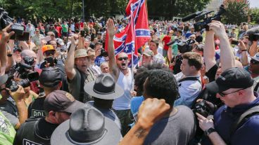 Partidarios del Ku Klux Klan (KKK) y de las Panteras Negras se enfrentaron afuera del Capitolio de Carolina del Sur. (EFE)