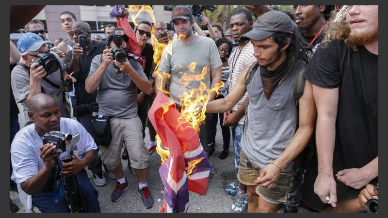 Del otro lado, las Panteras Negras están en contra de lo que representa dicho símbolo. (EFE)