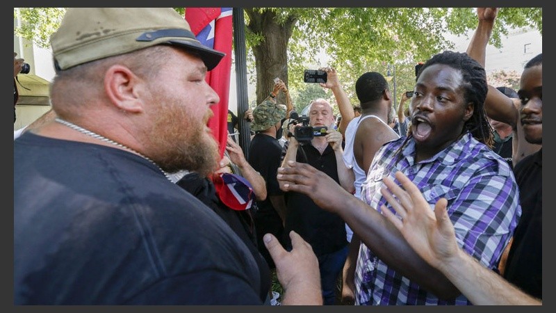Gritos y discusiones entre los dos bandos. (EFE)