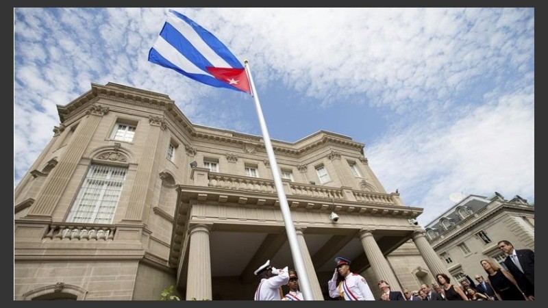 La bandera cubana volvió a ondear en su sede diplomática de Washington.