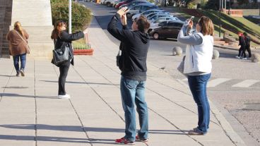 Turistas atentos a cada detalle al tomar fotos de varios ángulos del Monumento. (Rosario3.com)