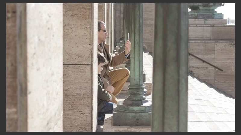 Un hombre con celular en mano registra la inmensidad del Monumento. (Rosario3.com)