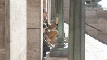 Un hombre con celular en mano registra la inmensidad del Monumento. (Rosario3.com)