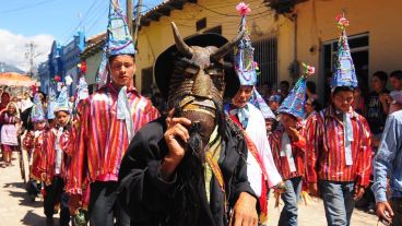 Un joven con una máscara en la conmemoración del Día al indio Lempira. (EFE)