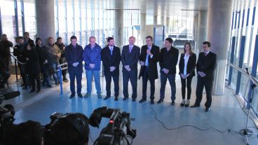 Los funcionarios esperaron en fila el contacto con Cristina.