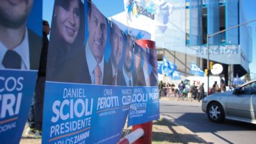 Militantes K aprovecharon la llegada de Randazzo y compañía. (Rosario3.com)