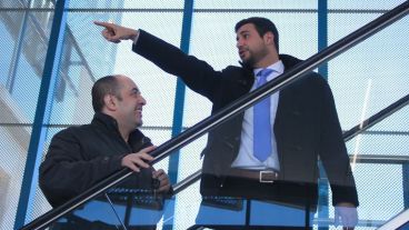 El diputado nacional Marcos Cleri bromea al estrenar las flamantes escaleras mecánicas. (Rosario3.com)