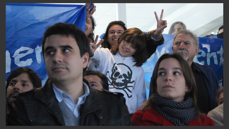 Militantes felices saludando a cámara durante el contacto con Cristina.  (Rosario3.com)