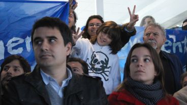 Militantes felices saludando a cámara durante el contacto con Cristina.  (Rosario3.com)