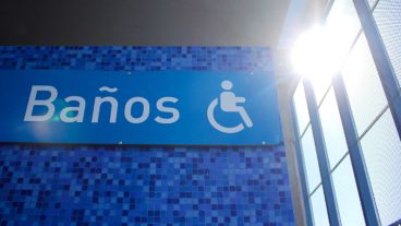 Espacios luminosos y los baños totalmente equipados en el primer piso. (Rosario3.com)