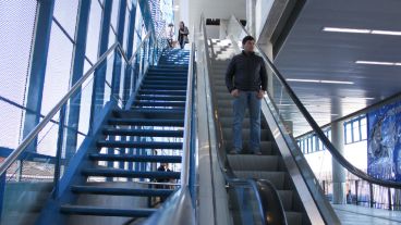 Las escaleras mecánicas ya se pueden usar. (Rosario3.com)