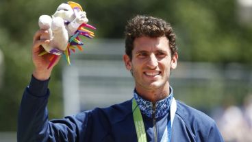 Chiaraviglio muestra su peluche y su medalla.
