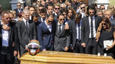 Con mucho dolor, despidieron los restos del piloto francés de Fórmula Uno Jules Bianchi. (EFE)
