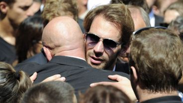 El piloto de F1 Jean Eric abraza a Philippe Bianchi, padre del fallecido. (EFE)