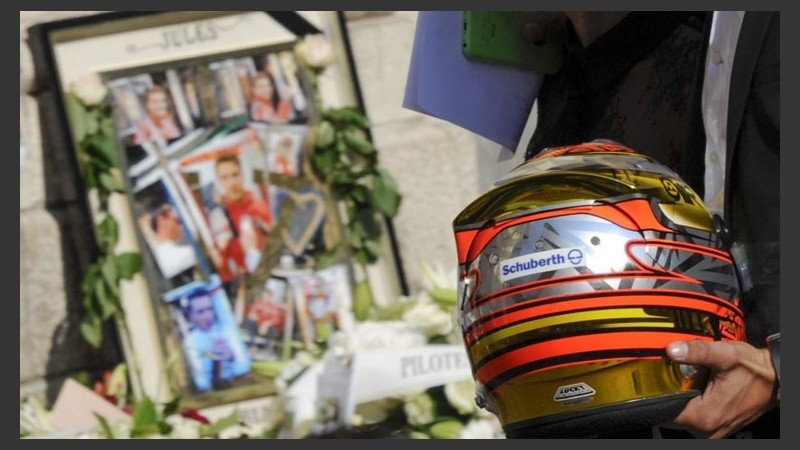 El casco de Bianchi en su funeral. El piloto tenía 25 años. (EFE)