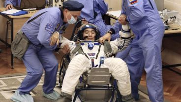 El astronauta japonés Kimiya Yui  se prepara para abordar el cohete. (EFE)