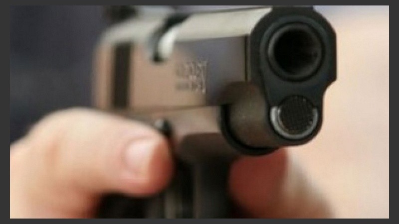 En la mochila de Nicolás encontraron una pistola 9 mm.