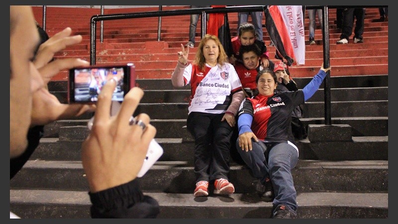 Los hinchas aprovecharon para sacarse fotos dentro del estadio. (Rosario3.com)