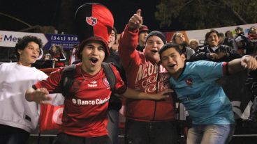 Un grupo de jóvenes cantan a minutos de arrancar el Banderazo. (Rosario3.com)