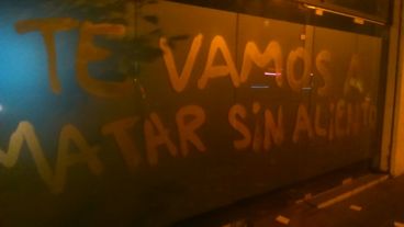 "Te vamos a matar sin aliento", rezaba la puerta del edificio.