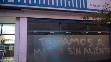 Escrito de lado a lado, así amaneció la puerta ventanal del edificio.