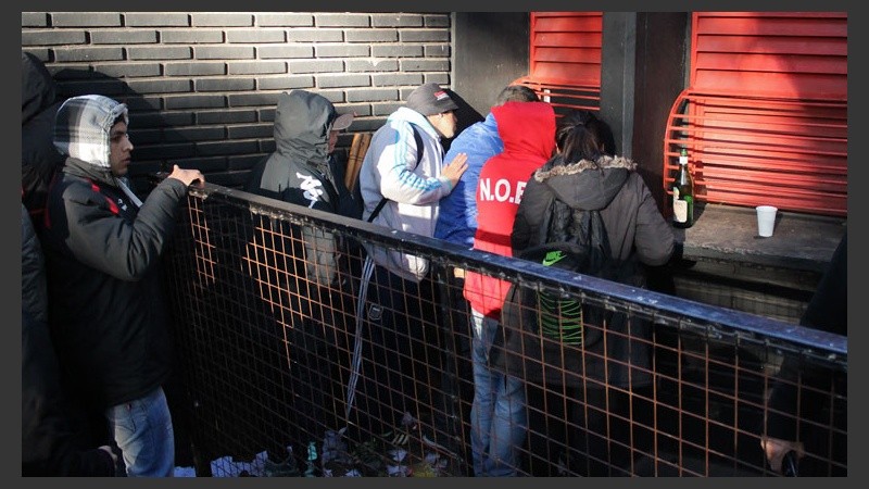 Un grupo de jóvenes en la ventanilla en busca de una entrada. (Rosario3.com)