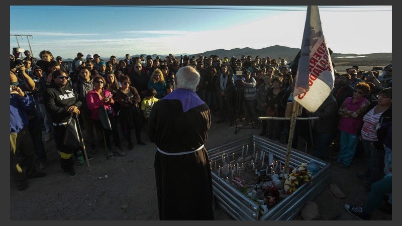 Un obispo celebra una misa en el lugar donde falleció el contratista minero Nelson Quichillao. (EFE)