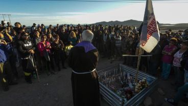 Un obispo celebra una misa en el lugar donde falleció el contratista minero Nelson Quichillao. (EFE)