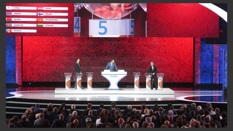 El secretario general de la FIFA, Jerome Valcke, secundado por Oliver Bierhoff y Alexander Kerzhakov durante el sorteo.