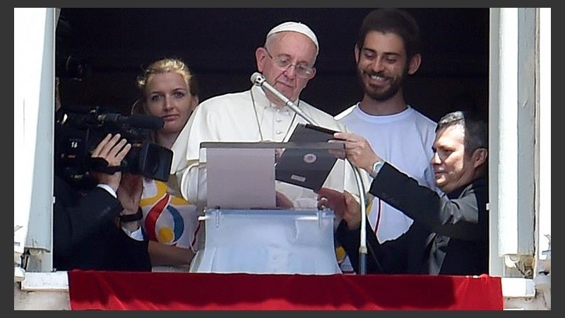 El Papa usó la tableta en el Ángelus.