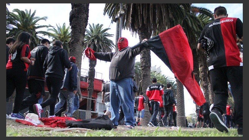 Banderas rojinegras en el parque.