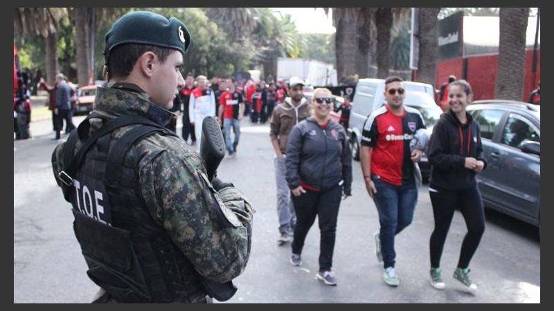 El operativo de seguridad, cerca del estadio.