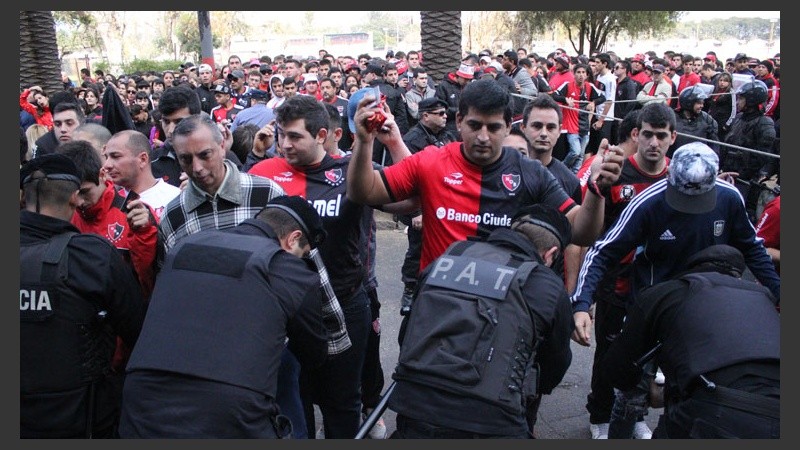 La policía en el control de la entrada.