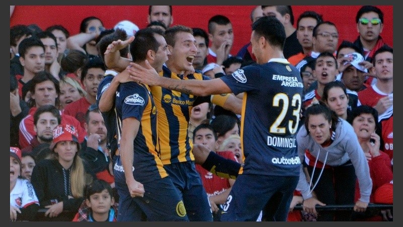 El goleador recibe el abrazo del Chelito y de Domínguez, que lo asistió.