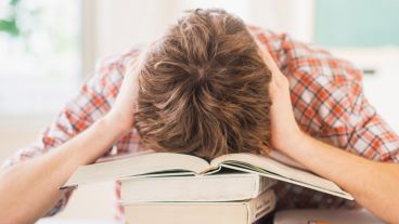 Los adolescentes deben dormir más de 8 hs para la liberación de la serotonina, un neurotransmisor que cementa los conocimientos en la memoria.