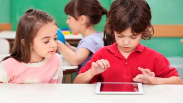 El docente debe observar cómo los alumnos emplean los dispositivos, las apps y los servicios digitales para realizar sus tareas escolares.