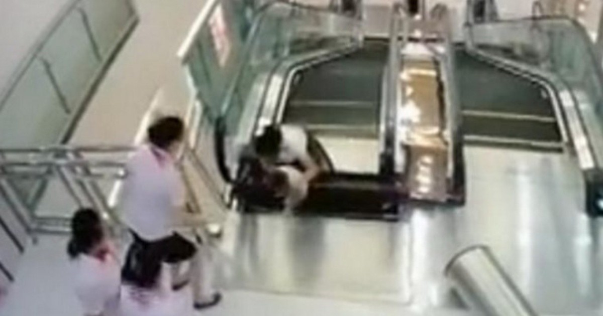 В китае женщина провалилась в эскалатор. Женщина провалилась в эскалатор в китае. Женщину затянуло в эскалатор самара. Женщину затянуло в эскалатор. Man watches wife die in china escalator accident.