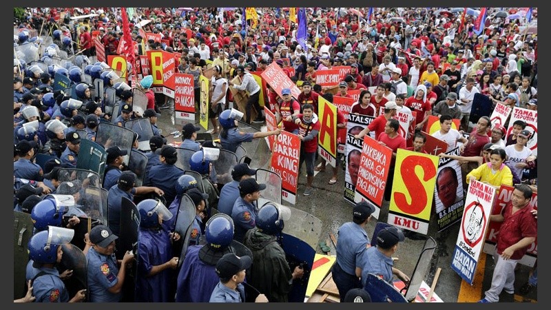 Filipinas: enfrentamientos entre la policía y manifestantes que marchaban en contra del gobierno nacional. (EFE)