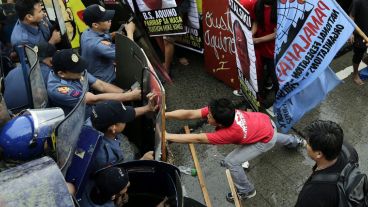 Duro cruce entre los manifestantes con la policía en la ciudad de Manila este lunes. (EFE)