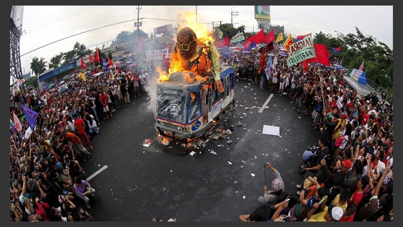 Las protestas fueron este lunes cuando el presidente Aquino iba a dar su discurso anual de estado de gobierno. (EFE)