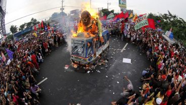 Las protestas fueron este lunes cuando el presidente Aquino iba a dar su discurso anual de estado de gobierno. (EFE)