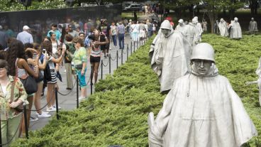 Personas observan las 19 estatuas de acero que forman parte del Memorial de los Veteranos de la guerra. (EFE)