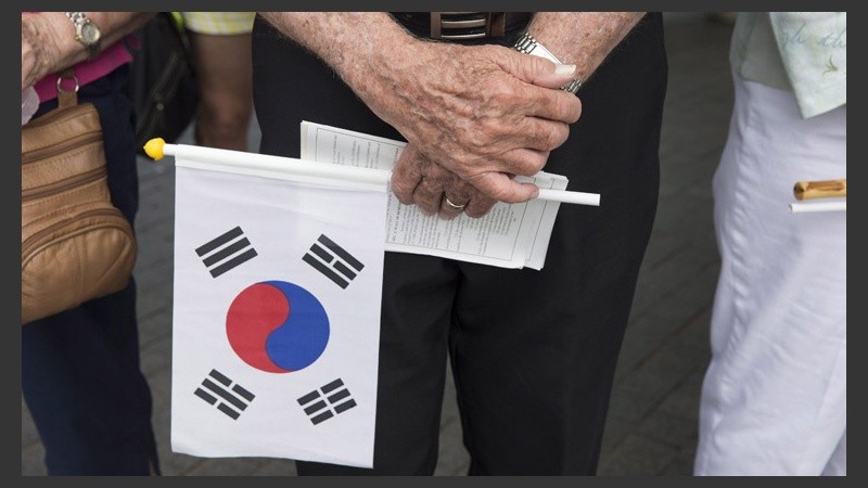 Una bandera de Corea del Sur presente en el acto. (EFE)