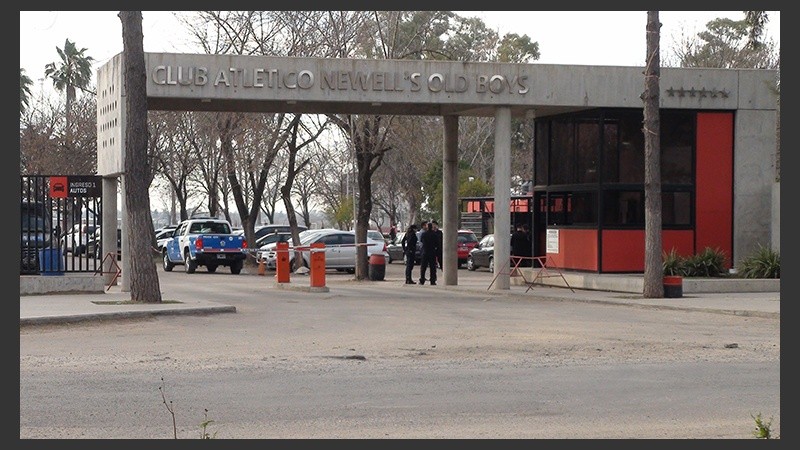 Una inusual presencia policial en la puerta de Bella Vista este martes. 