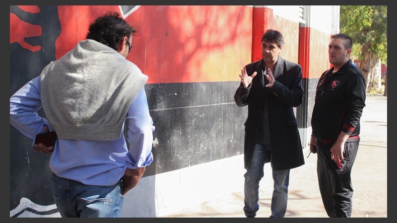 Luego de la conferencia, un hincha le pidió elecciones a Riccobelli.