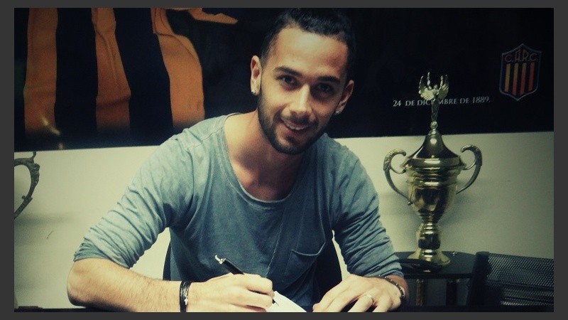 Larrondo firmó el contrato.