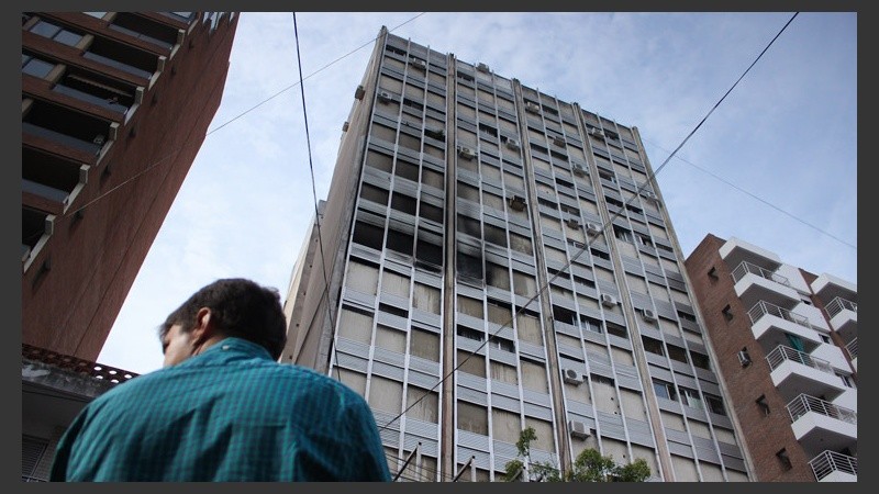 El edificio incendiado tiene 14 pisos.