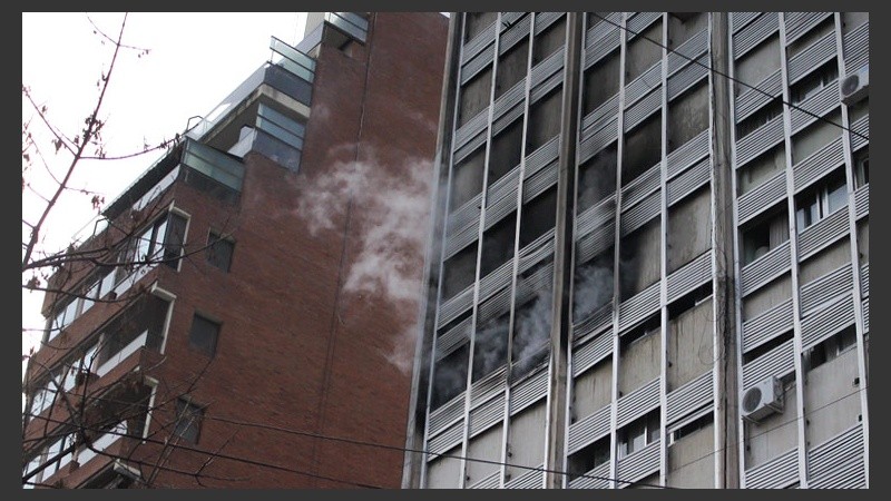 Detalle del humo saliendo de una de las ventanas.
